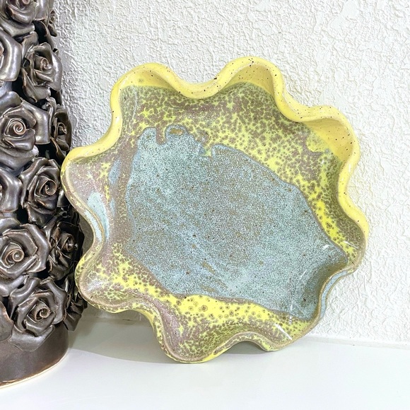Ruffle Dish Artist Signed Pottery - Picture 2 of 11
